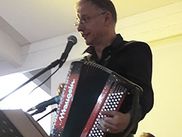 ﻿Christian à l'accordéon
