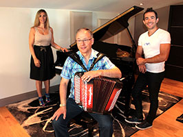 ﻿Nathanaelle, Frédéric et Christian autour du piano
